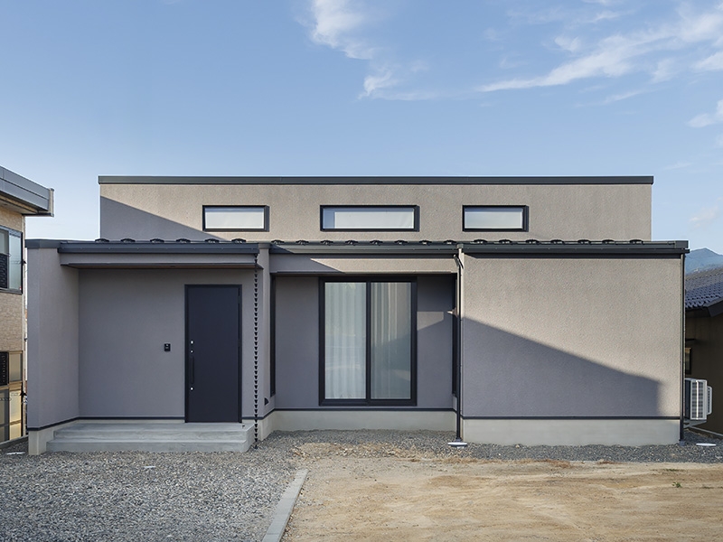 光と静寂が暮らしに溶け込む平屋のおうち