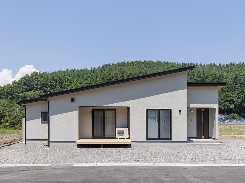 勾配天井と塗り壁の平屋のおうち